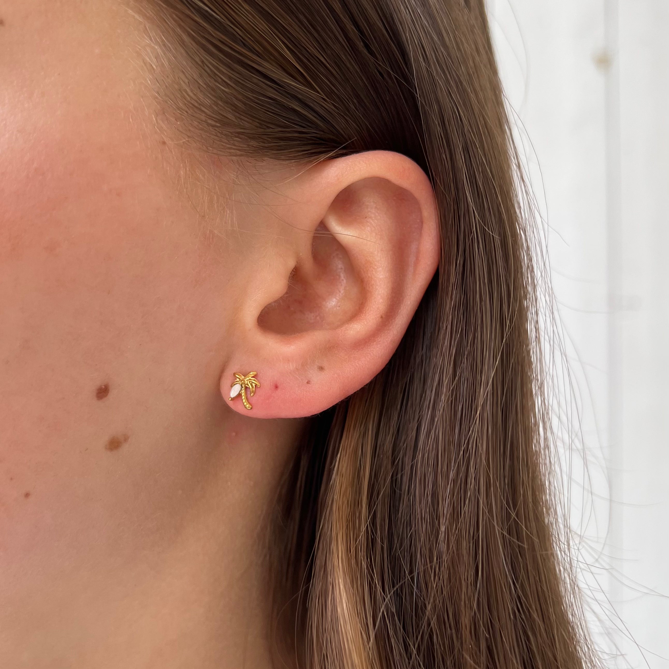 Earstud White Opal Palm Earstud White Opal Palm