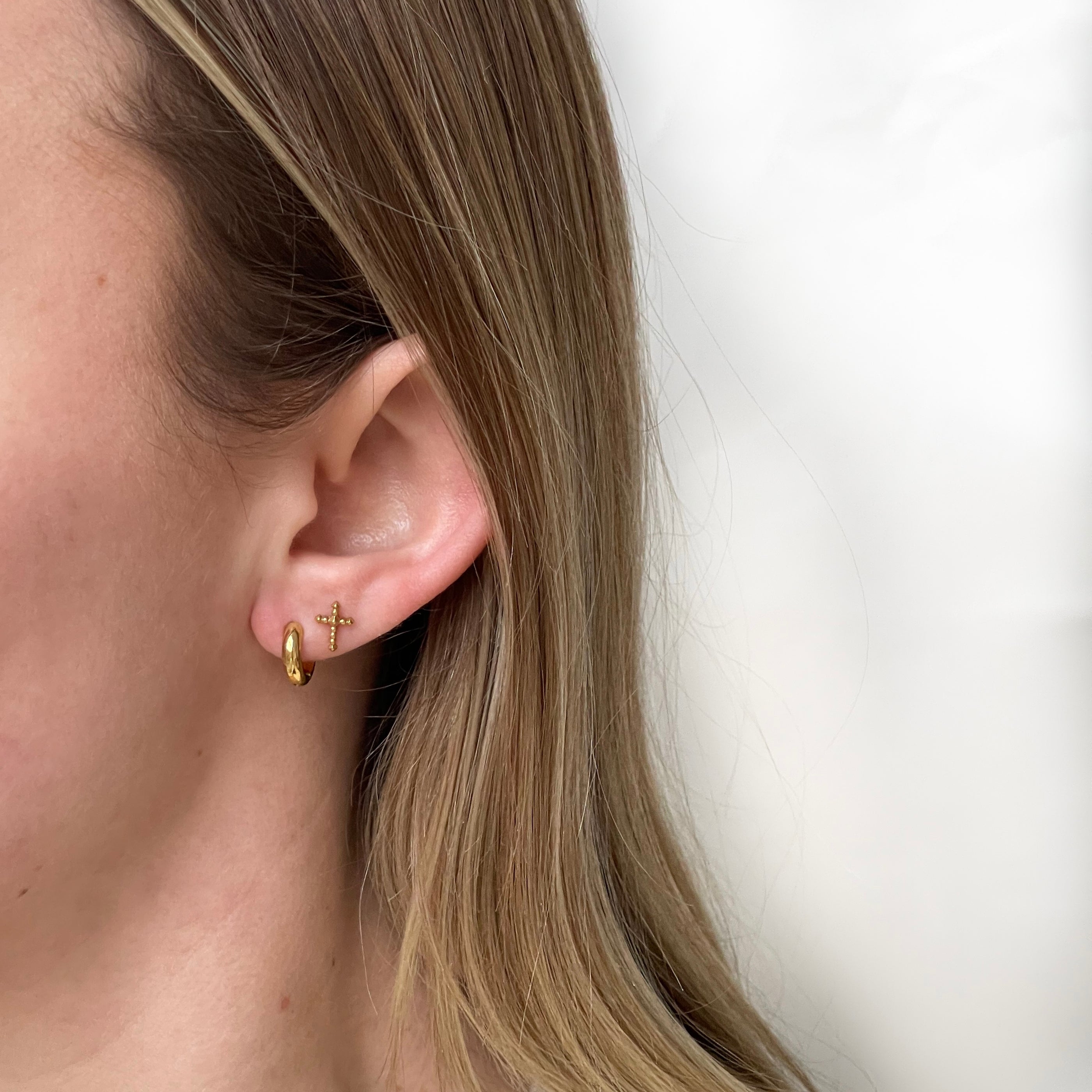 Earstud cross